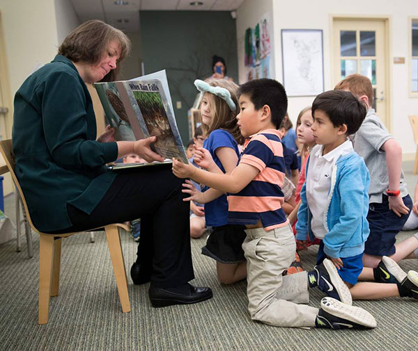 author Melissa Stewart reading When Rain Falls with a kindergarten class