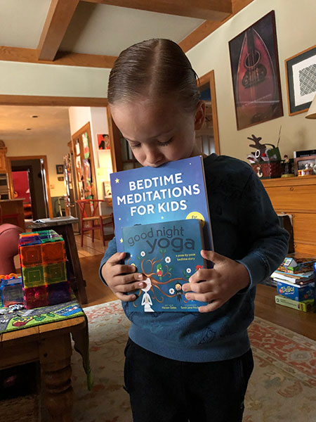 Teddy holding books